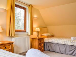1 dormitorio con 2 camas y ventana en Woodside, en Blairgowrie