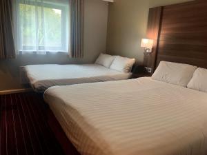 Postel nebo postele na pokoji v ubytování Days Inn Wetherby