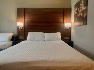 Postel nebo postele na pokoji v ubytování Days Inn Wetherby
