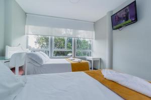 Tempat tidur dalam kamar di ApartaSuites & Hotel Bogota Suamox