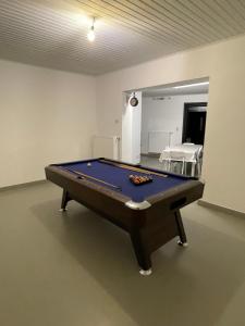 een pooltafel in een lege kamer met bij Maison Pétria in Fontaine-lʼÉvêque