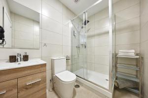 Koupelna v ubytování Sonrisa Deluxe Apartments, Levante + 37 fotografií