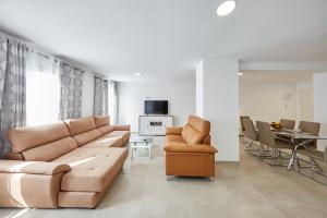 TV a/nebo společenská místnost v ubytování Sonrisa Deluxe Apartments, Levante
