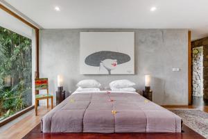 Tempat tidur dalam kamar di Wahyu wonderful 4Bd villa with huge garden and 2 pools