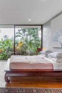 Tempat tidur dalam kamar di Wahyu wonderful 4Bd villa with huge garden and 2 pools