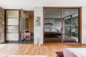 Tempat tidur dalam kamar di Wahyu wonderful 4Bd villa with huge garden and 2 pools