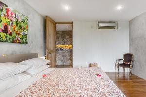 Tempat tidur dalam kamar di Wahyu wonderful 4Bd villa with huge garden and 2 pools