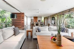 Area tempat duduk di Wahyu wonderful 4Bd villa with huge garden and 2 pools