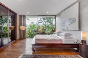 Tempat tidur dalam kamar di Wahyu wonderful 4Bd villa with huge garden and 2 pools