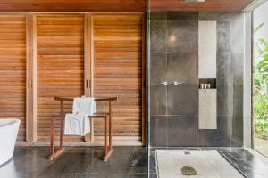 Kamar mandi di Wahyu wonderful 4Bd villa with huge garden and 2 pools