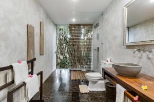 Kamar mandi di Wahyu wonderful 4Bd villa with huge garden and 2 pools
