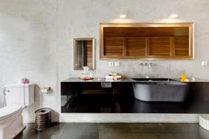 Kamar mandi di Wahyu wonderful 4Bd villa with huge garden and 2 pools