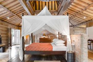 Tempat tidur dalam kamar di Wahyu wonderful 4Bd villa with huge garden and 2 pools