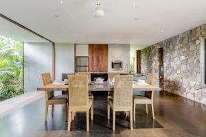 Dapur atau dapur kecil di Wahyu wonderful 4Bd villa with huge garden and 2 pools