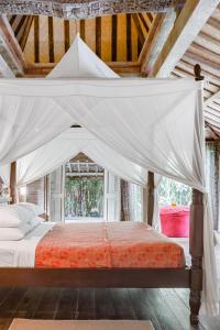 Tempat tidur dalam kamar di Wahyu wonderful 4Bd villa with huge garden and 2 pools +37 foto