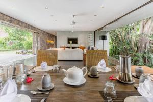 Fasilitas pembuat kopi dan teh di Wahyu wonderful 4Bd villa with huge garden and 2 pools