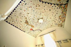 a room with a ceiling covered in confetti at Casa Cueva Los Mosaicos in Guadix