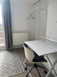un bureau avec un bureau blanc et une chaise dans l'établissement Aragon House, à Peterborough