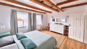 1 dormitorio con cama, ventana y vestidor en Historisches Amtshaus: BelVue, en Fehmarn
