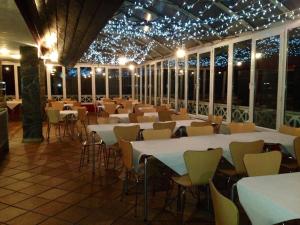 una fila de mesas y sillas en una habitación con luces en Hotel Reino Nevado, en Sierra Nevada