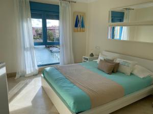 Posteľ alebo postele v izbe v ubytovaní Apartamento con terraza sobre La Marina de Sotogrande
