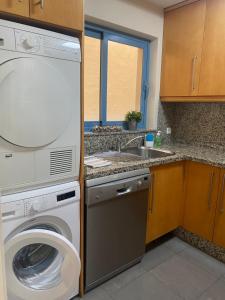 Kuchyňa alebo kuchynka v ubytovaní Apartamento con terraza sobre La Marina de Sotogrande