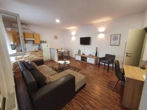 Televízia a/alebo spoločenská miestnosť v ubytovaní Apartment Laura & Lucija