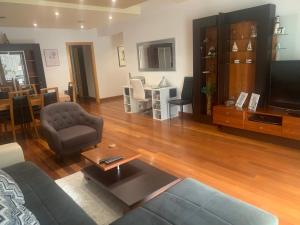 sala de estar con sofá y mesa en Luis Place Machico LifeStyle en Machico