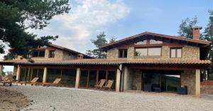 una casa con sedie a dondolo davanti di Prades Vila Bella - Casa Molinets i Casa Borrianes a Prades Altre 46 foto