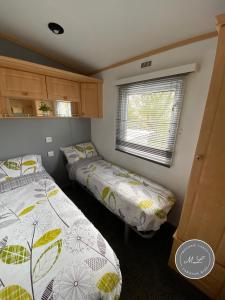 Postel nebo postele na pokoji v ubytování Sherwood 472 - central heating, Pet friendly, WiFi, bed linen - Golden Palm Resort - Meadow Lakes Caravan & Lodge Hire + 6 fotografií