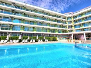 Bazén v ubytování Family Apartments in Solmarin nebo v jeho okolí