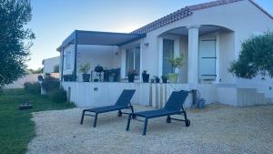 two chairs sitting in front of a house at CLOS DES ROMPUDES in Aramon