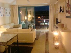 Posedenie v ubytovaní Apartamento con terraza sobre La Marina de Sotogrande