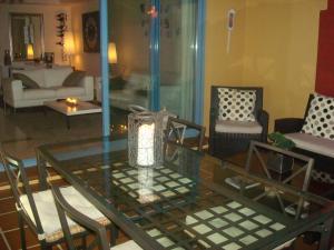 Posedenie v ubytovaní Apartamento con terraza sobre La Marina de Sotogrande