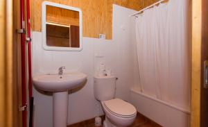 La petite salle de bains est pourvue de toilettes et d'un lavabo. dans l'établissement Complejo Turístico & Camping Cabopino, à Marbella