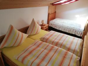 a small bedroom with two beds and a window at Ferienwohnung Emilia mit Bergblick (Osten) in Ruhpolding