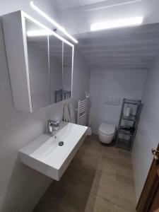 Koupelna v ubytování Ferienwohnung Emilia mit Bergblick (Westen)