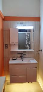 Et badeværelse på Pereybere Apartment-Lovely 3- bedroom rental unit