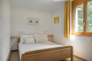 a small bed in a room with a window at Dorothy Sunshine in Fiesch