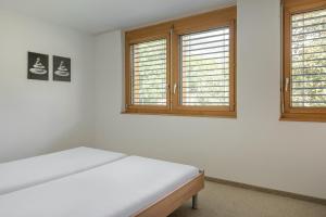 フィエッシュにあるEilander Sunshineの白い部屋で、窓2つ、ベッド1台が備わります。