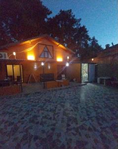 ブユクツェクメツェにあるZEMAHOTELの夜の灯りを持つ家