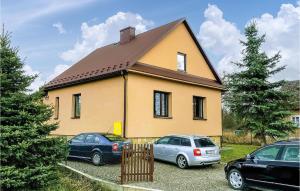 ein Haus mit davor geparkt in der Unterkunft 1 Bedroom Lovely Home In Biadoliny Szlachecki in Biadoliny Szlacaheckie