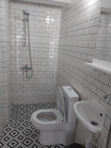 biała łazienka z toaletą i umywalką w obiekcie ZEMAHOTEL w mieście Buyukcekmece