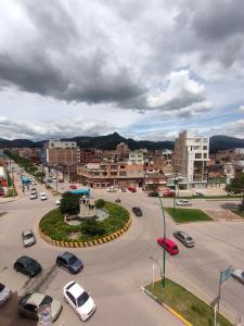 una ciudad con coches estacionados en un estacionamiento en Hotel Cacique en Duitama