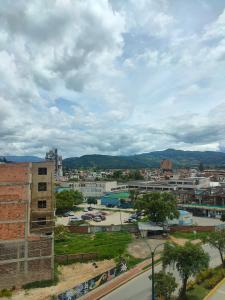 vistas a una ciudad con edificios y una calle en Hotel Cacique en Duitama