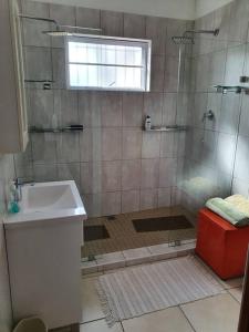 y baño con ducha y lavamanos. en 29 Jeffs Place, en Yzerfontein