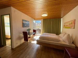 1 dormitorio con 1 cama, mesa y sillas en Downtown Apartment 9 en Interlaken