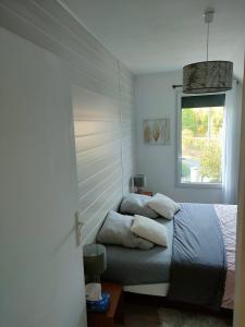 sypialnia z łóżkiem i oknem w obiekcie Chambre récente chez particuliers w mieście Francueil