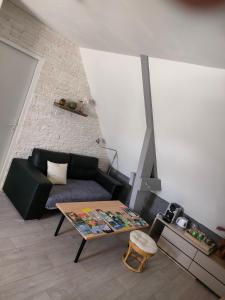 salon z kanapą i stołem w obiekcie Chambre récente chez particuliers w mieście Francueil