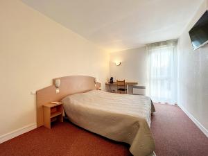 - une chambre avec un grand lit et une fenêtre dans l'établissement ValHôtel - Hôtel-Résidence Châteaufort, à Châteaufort